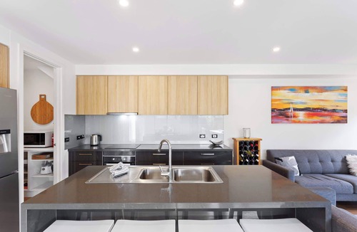 Cowes House | Golf Course Front Stylish Townhouse w/Pool Access