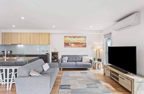 Cowes House | Golf Course Front Stylish Townhouse w/Pool Access