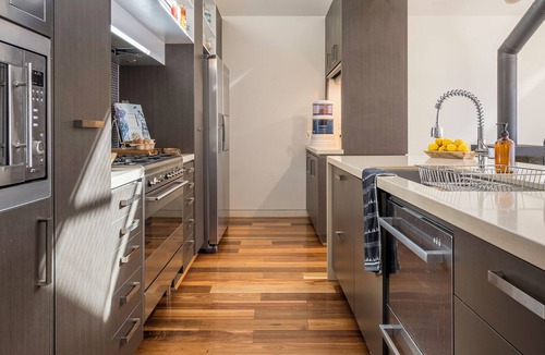 Apollo Bay Apartment | Good Times - Luxury beachfront home in the heart of town