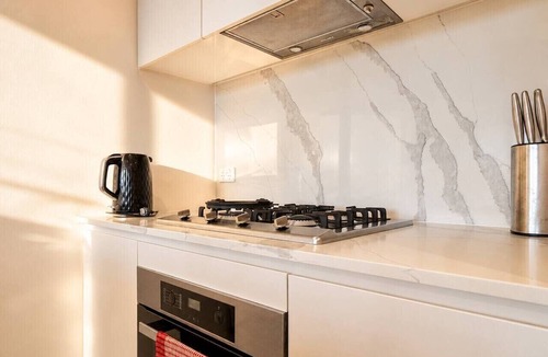Gordon Apartment | Gordon 2BR Apt Walk to Station & Shops