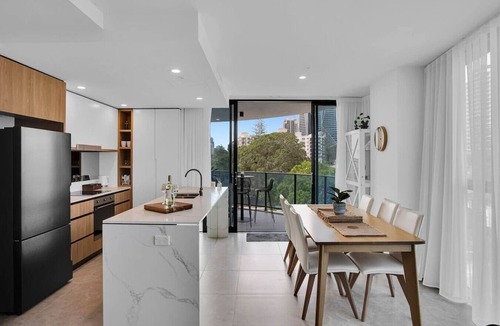 Broadbeach Apartment | Gorgeous 3rd Floor 3 BRM Apartment