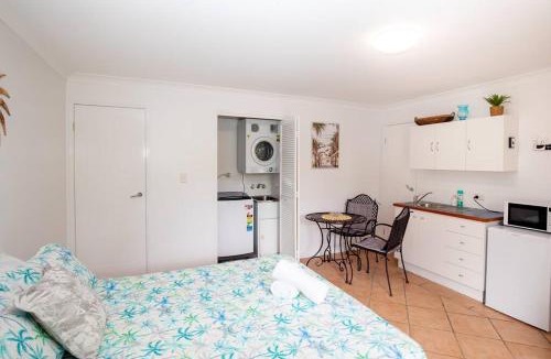 Point Lookout Apartment | GORGEOUS STUDIO + 100M TO BEACH + POOL