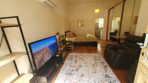 Glenroy Apartment | Grandview Garden Studio