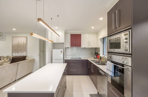 Sunnybank House | Great Value | Private Pool| Walk to Market Square