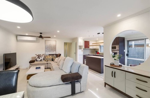Sunnybank House | Great Value | Private Pool| Walk to Market Square