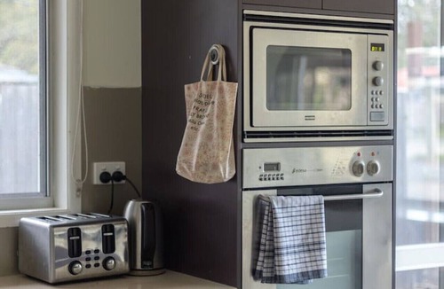 Sunnybank House | Great Value | Private Pool| Walk to Market Square