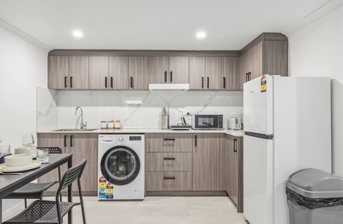 Nathan House | Great Value Stay | Renovated Unit | Near Griffith