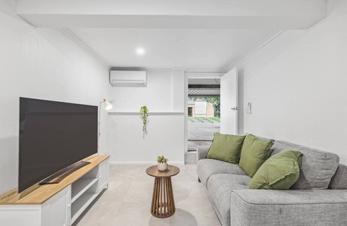 Nathan House | Great Value Stay | Renovated Unit | Near Griffith