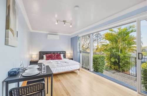 Sherwood House | Great Value Studio | Pool & Great Location &Train