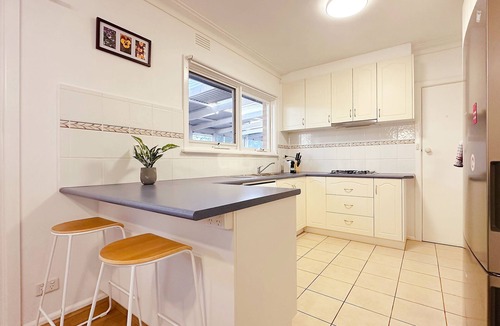 Greensborough House | Greenmeyer Retreat/Near Train Station/Shopping