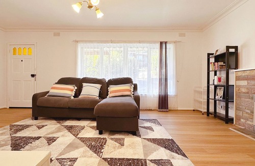 Greensborough House | Greenmeyer Retreat/Near Train Station/Shopping