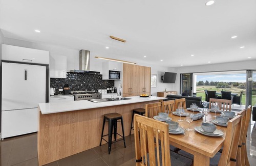 Normanville House | Greenside on Vines - Golfing Family Entertainer with Views & Close to Beach