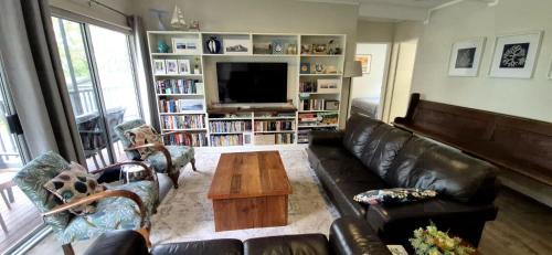 Sanctuary Point House | Greville Getaway by Book Jervis Bay - Waterfront Family Stay Sleeps 10