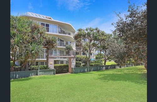 Buddina Apartment | Ground Floor Beachfront Escape, Pool Views,Surfside Resort