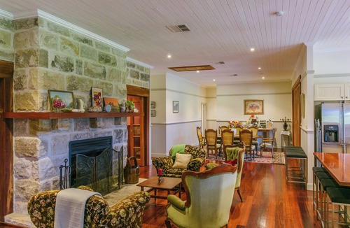Pokolbin House | Hanging Tree Homestead - vineyard views, nature & farm animals. Pet-Friendly!