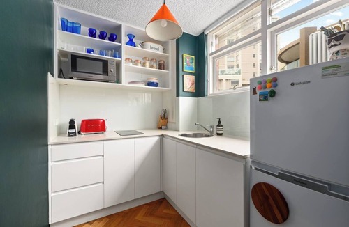 Elizabeth Bay Apartment | Harbour Edge Hideaway across Beare Park and Marina