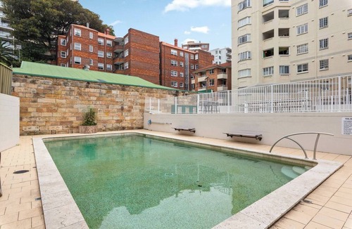 Elizabeth Bay Apartment | Harbour Edge Hideaway across Beare Park and Marina
