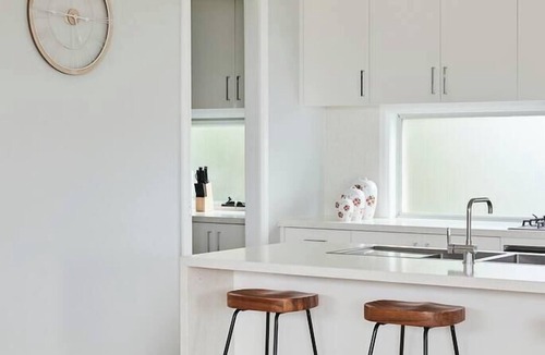 Clifton Springs House | Harbour Horizons Balcony BBQs and Calm Water Views