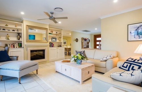 Carrara House | Harbour Lights 5 bedroom Waterfront Family Getaway sleeping up to 12 guests.