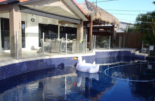 Carrara House | Harbour Lights 5 bedroom Waterfront Family Getaway sleeping up to 12 guests.