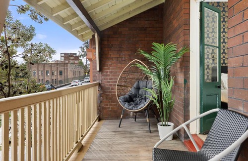 Millers Point Apartment | Harbour Sunsets from Balcony & Rooftop
