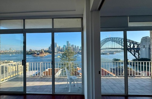 Kirribilli Apartment | Harbourfront Apartment w Opera House & Harbour Bridge