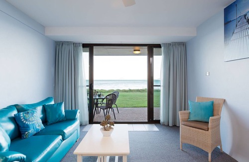 Soldiers Point Apartment | Harbourside, 4/3-7 Soldiers Point Road - ground floor on the waterfront