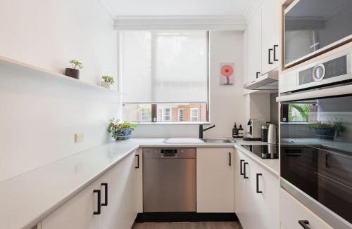 Elizabeth Bay Apartment | Harbourside Style, 2 Bed, A/C, Pool -Elizabeth Bay