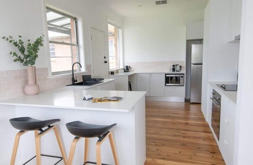 Bletchington House | Haven on Hill - Modern & Charming, Touch of Pink