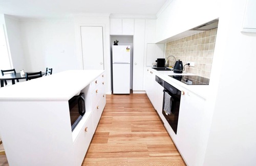 Braddon Apartment | Heart of city/modern 2BR/free parking/ANU/pool/gym