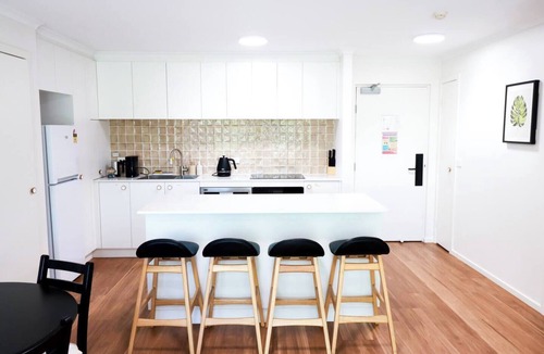 Braddon Apartment | Heart of city/modern 2BR/free parking/ANU/pool/gym