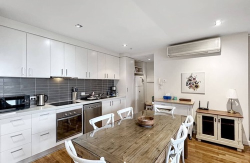 Geelong Apartment | Heart of Geelong Near Waterfront and Train