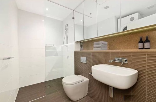 North Sydney Apartment | Heart of NorthSydney Mins walk to Bus Metro 2b2b APT w/Parking