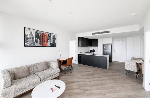 Southport Apartment | Heart of Southport 2BR | Near Tram and Pacific Fair