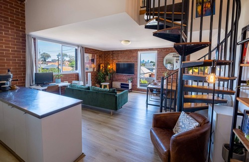 Brunswick Apartment | Heritage Loft in Brunswick- city views, free secure parking + workspace