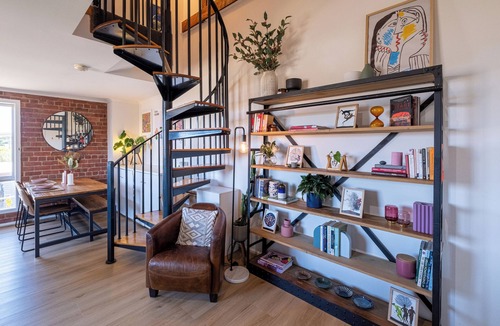 Brunswick Apartment | Heritage Loft in Brunswick- city views, free secure parking + workspace