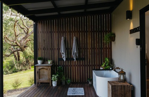 Flaxman Valley Cabin | Heritage - Self contained tiny house with king bed.