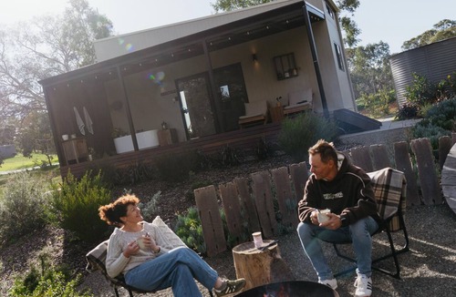 Flaxman Valley Cabin | Heritage - Self contained tiny house with king bed.