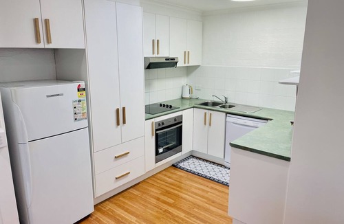 Merimbula Apartment | Hibiscus Beach Cottage only 3 minutes walk to the main beach