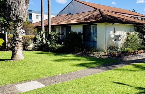 Merimbula Apartment | Hibiscus Beach Cottage only 3 minutes walk to the main beach