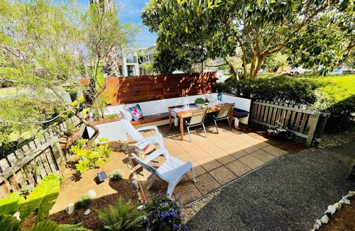 Merimbula Apartment | Hibiscus Beach Cottage only 3 minutes walk to the main beach