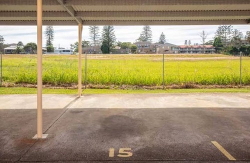 Tuncurry House | ~Hidden Gem~ U15/9 Point Road, Tuncurry Across the road from the lake.