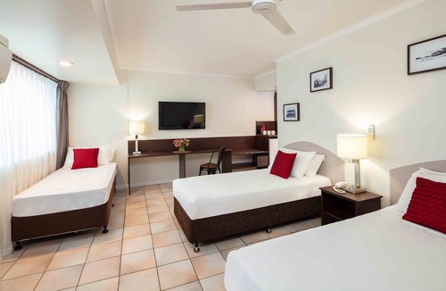Cairns Central Business District Hotel | Hides Hotel Cairns