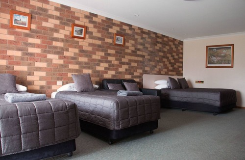 Hay Hotel | Highway Inn Motel