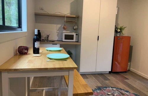 Belgrave Apartment | Hill Billy is a Studio space in Fragrant Belgrave. A Walk to the Puffing Billy