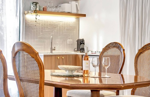 Stirling Apartment | Hilltop Escape with Friends | 4 bed/4 bath | 200m to Stirling Village | Aptos