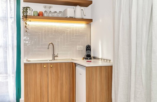 Stirling Apartment | Hilltop Escape with Friends | 4 bed/4 bath | 200m to Stirling Village | Aptos