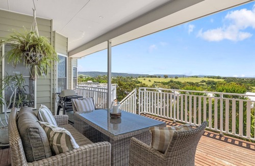 Milton House | Hillview House - A stylish country escape with breathtaking views