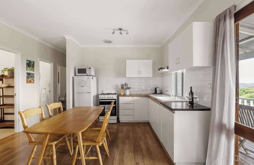 Naturaliste Cottage | Hillview—Spacious Bushland Haven with Scenic Views