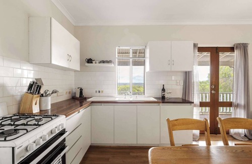 Naturaliste Cottage | Hillview—Spacious Bushland Haven with Scenic Views